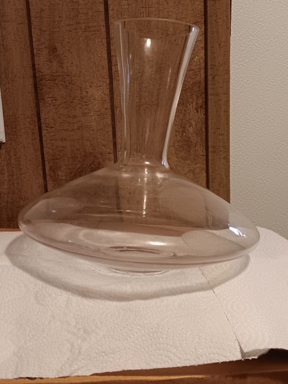 VINTAGE UNIQUE SHAPED DECORATIVE CRYSTAL CLEAR GLASS VASE.